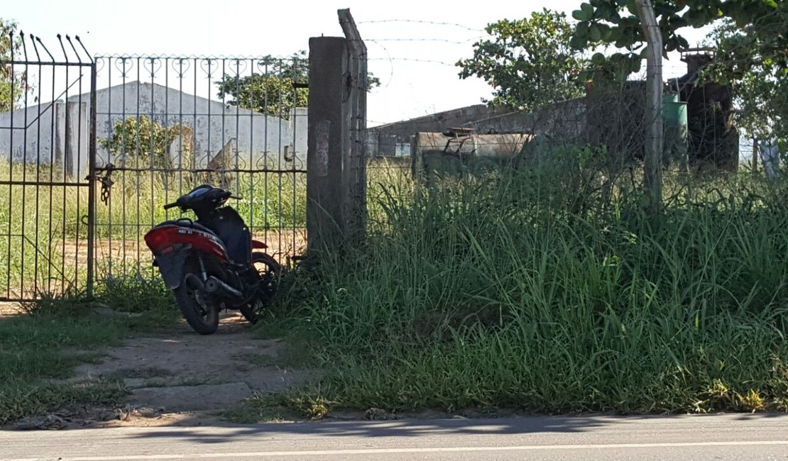 Após denúncias, PM recupera veículo abandonado próximo à UFAL, em Arapiraca