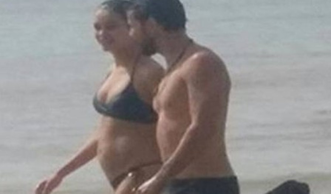 Sophie Charlotte exibe barriguinha de grávida em praia do Pará