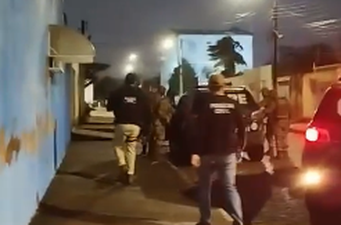 Operação interestadual cumpre mandados em Arapiraca e bloqueia cerca R$ 7 milhões em bens adquiridos por meio de 'laranjas'; principal investigado é natural da cidade
