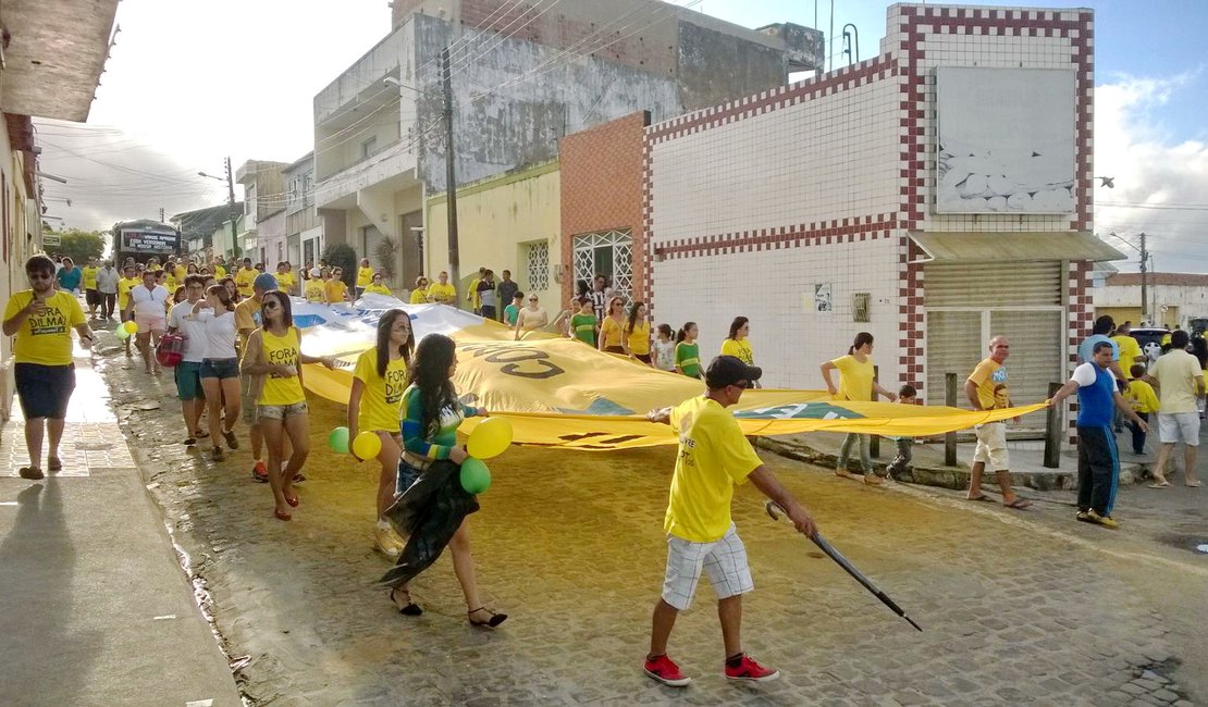 Contra Dilma e o PT, dezenas vão às ruas em Arapiraca