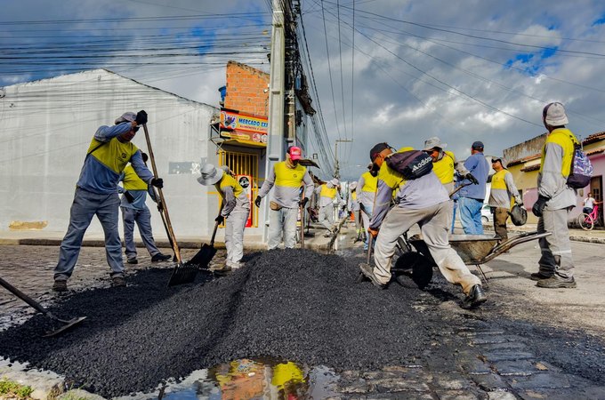 Prefeitura intensifica operação tapa-buracos em diversos pontos de Arapiraca