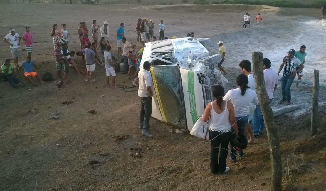 Vídeo. Grave acidente envolvendo uma van e um caminhão deixa feridos na AL-115, em Arapiraca