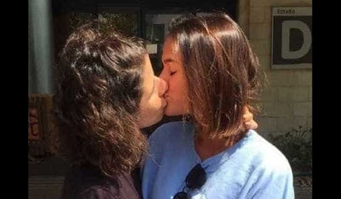 Atrizes protestam contra 'cura gay' com beijo