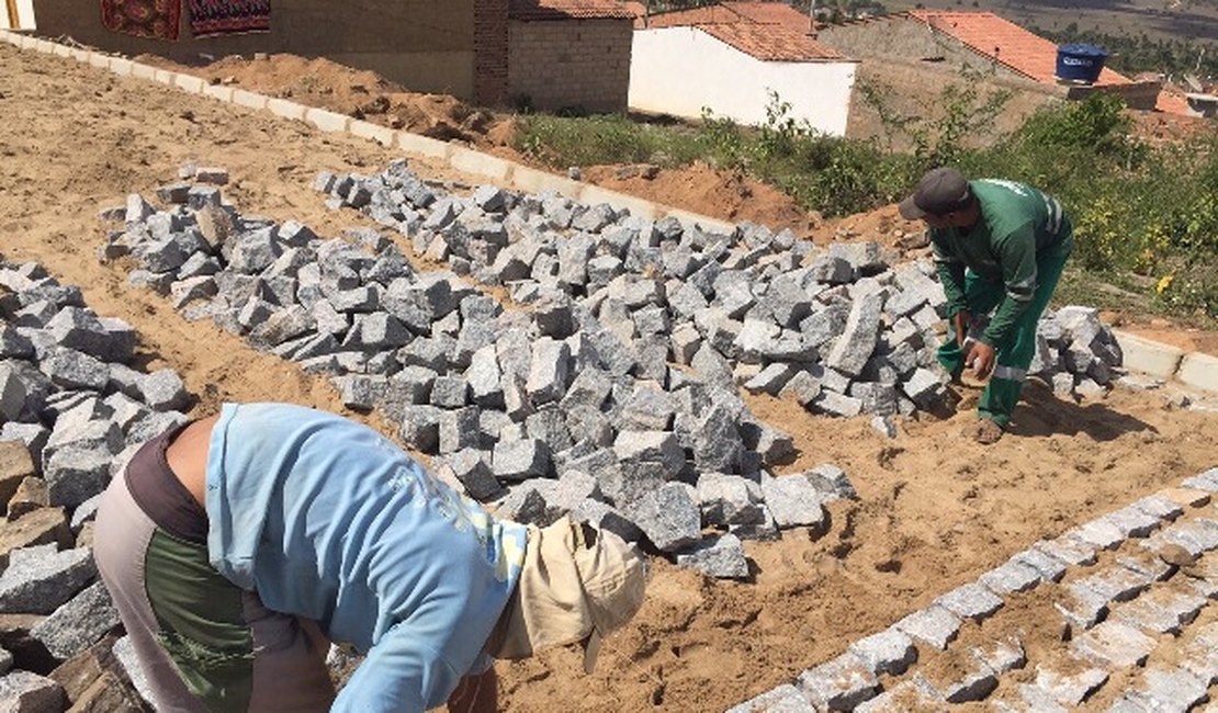 Prefeito de Feira Grande visita obras de pavimentação no bairro Almir Lira