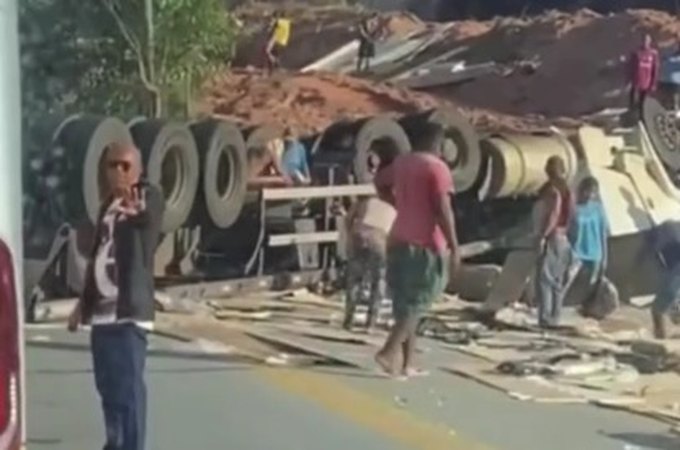 Carreta de MDF tomba, deixa um ferido e causa interdição parcial da BR-101, em Joaquim Gomes