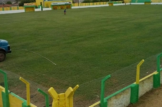 Homem que cai de arquibancada de estádio em Santana do Ipanema e fratura braço
