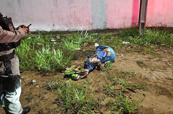 Criminosos em carro desovam corpo enrolado em cobertor e com marcas de violência, em Maceió