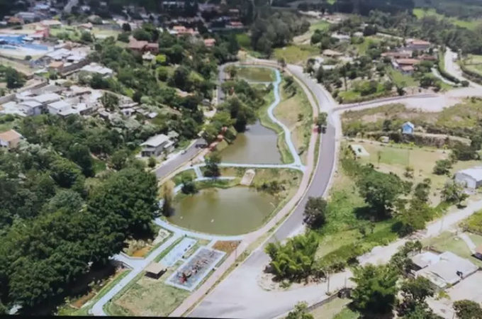 Criança de 11 anos pega arma do pai e atira acidentalmente em menino de 9 no interior de SP