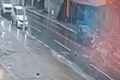 VÍDEO: Colisão de carro contra poste deixa motorista ferido em avenida de Maceió
