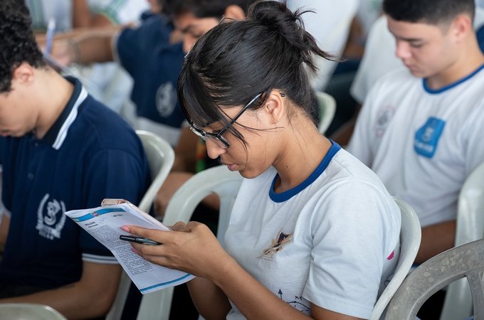 Educação inicia entrega de kits do programa Foca o Enem