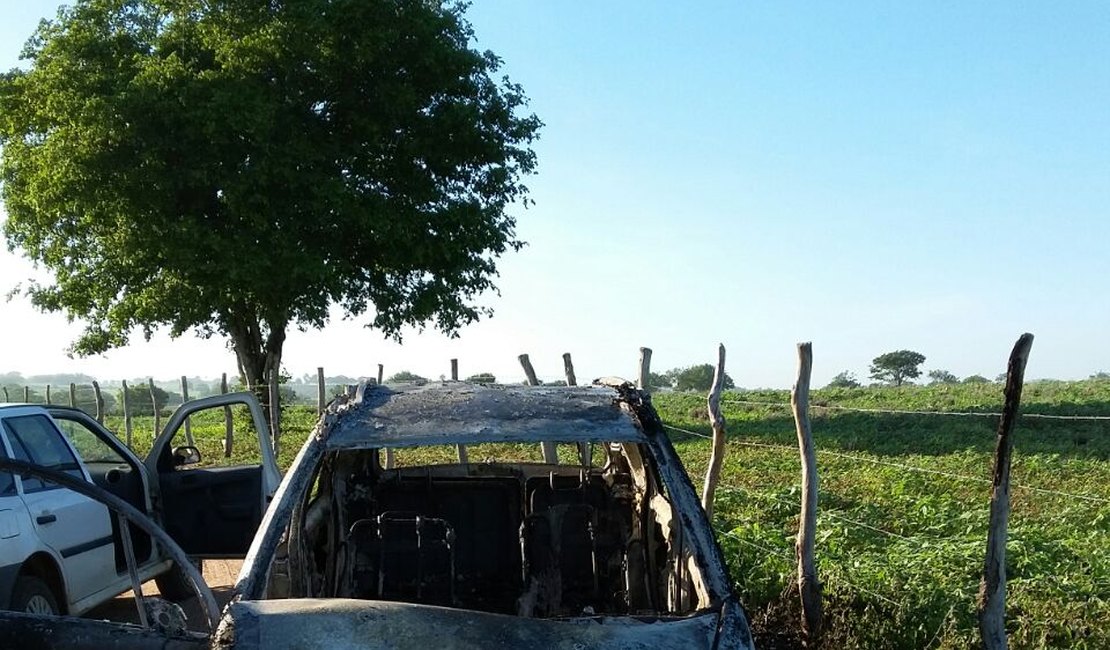 Carro roubado em Arapiraca é encontrado carbonizado em Palmeira dos Índios