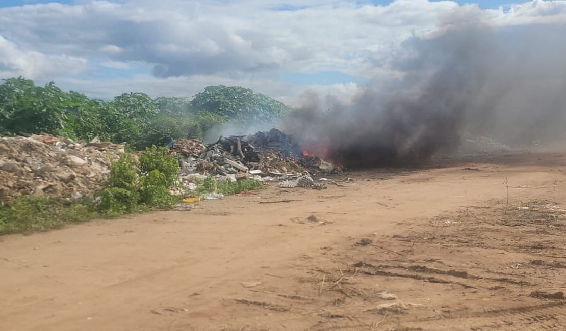 Incêndio em lixo assusta moradores do bairro Planalto, em Arapiraca