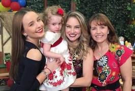 Larissa Manoela marca presença em aniversário de filha de Juliana Baroni