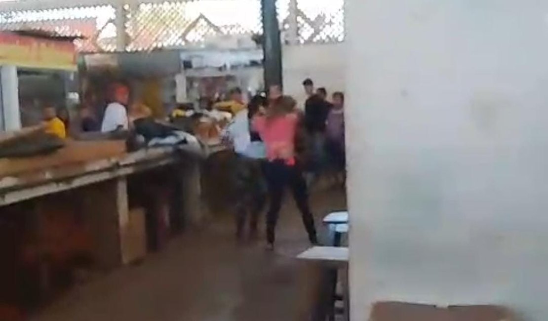 VÍDEO: Mulheres trocam socos e puxões de cabelo em briga no Mercado Público de Arapiraca
