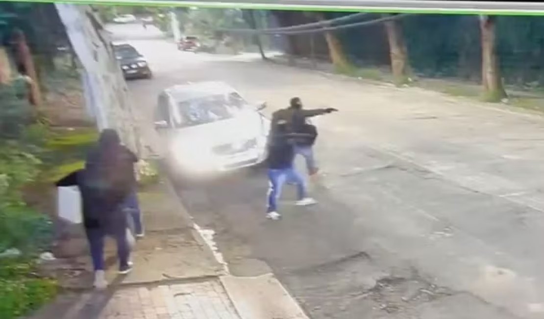 Homens armados fazem reféns e roubam R$ 3 milhões em joias, relógios, dólares e euros de mansão no Morumbi