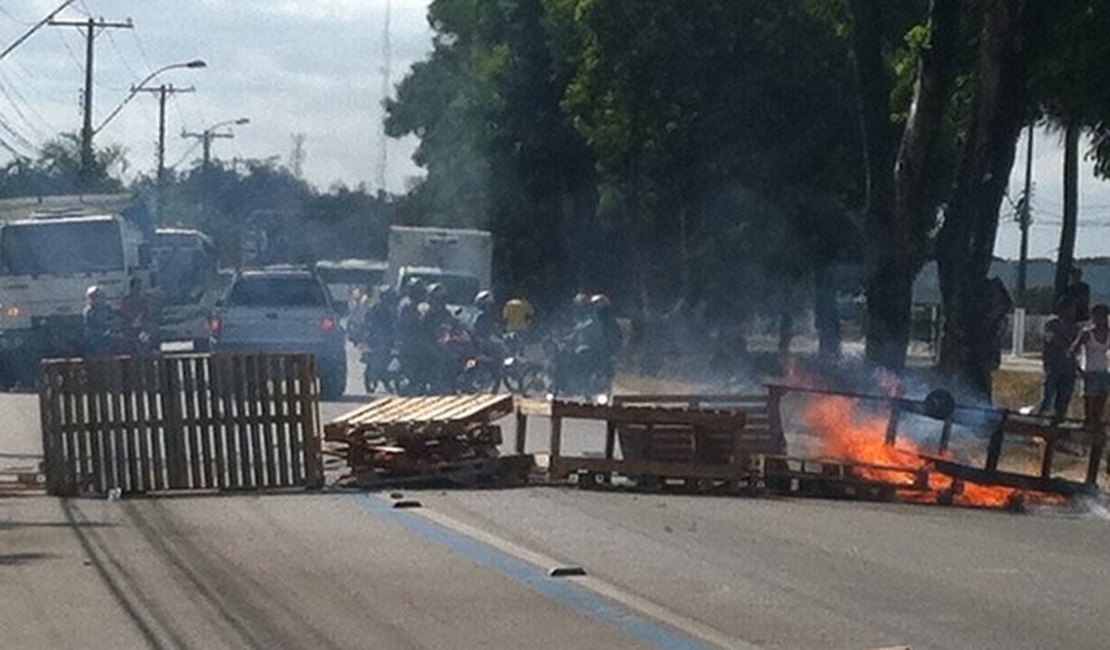 Moradores bloqueiam Avenida Durval de Góes em Maceió