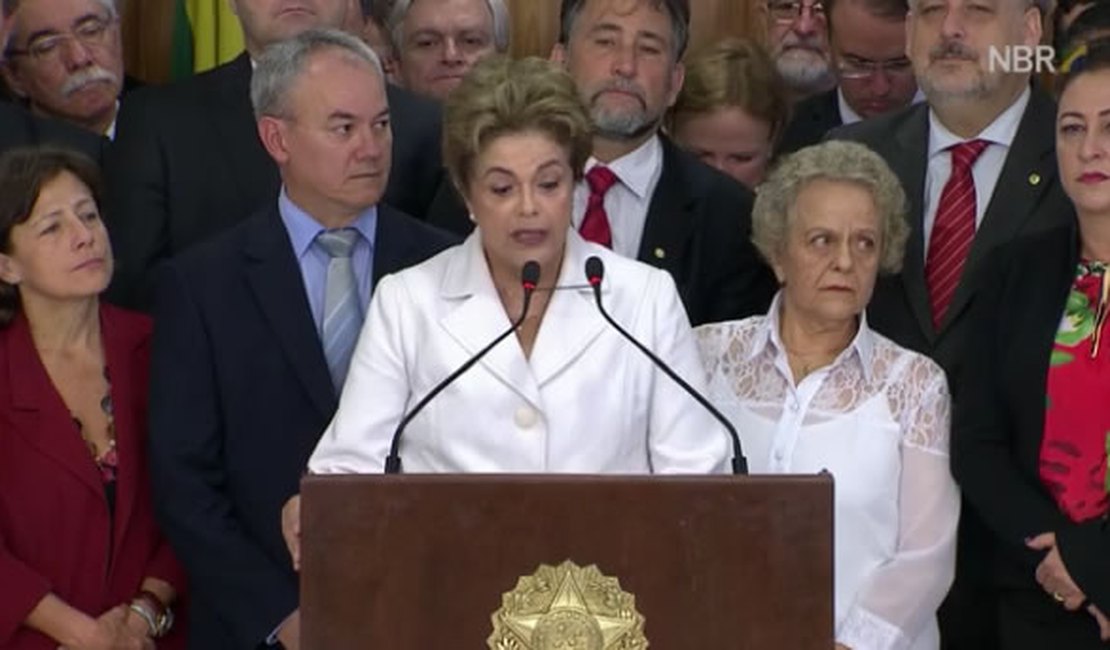 Afastada, Dilma diz que impeachment é golpe; Temer assume como interino