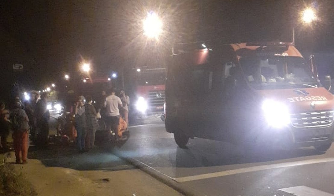 Motociclista fica ferido ao ser atingido por carro em frente a residencial, em Arapiraca
