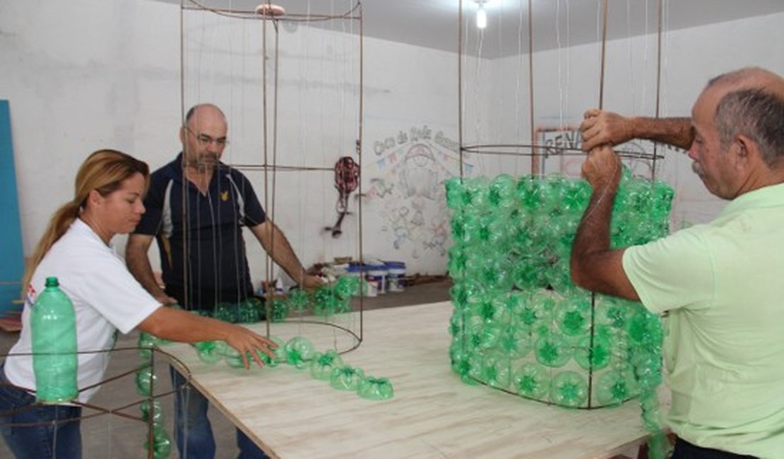 Artesãos coletam material reciclado para Natal de Arapiraca