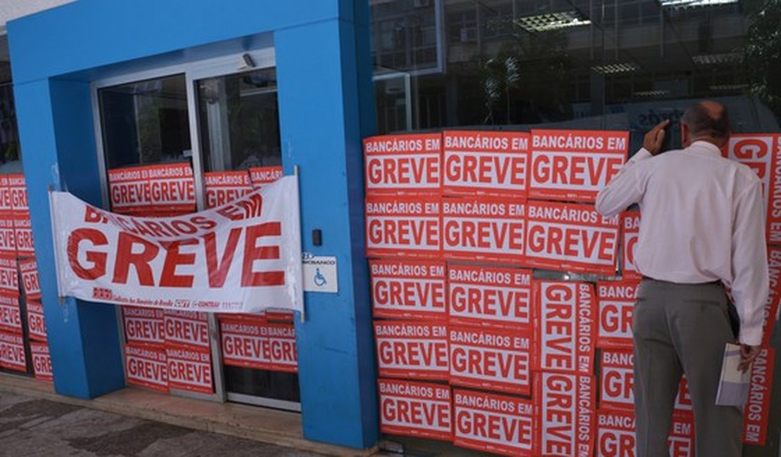 Em assembleia, bancários decidem se entram em greve nesta quarta (30)