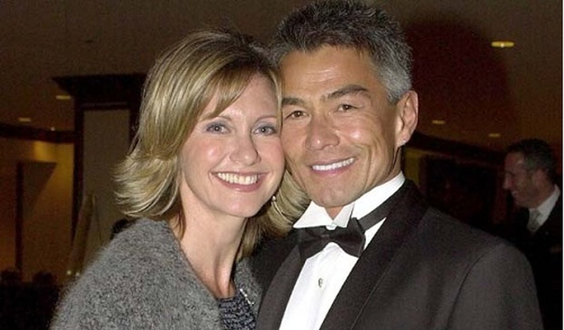 Revista afirma que ex de Olivia Newton-John, dado como morto, está vivo