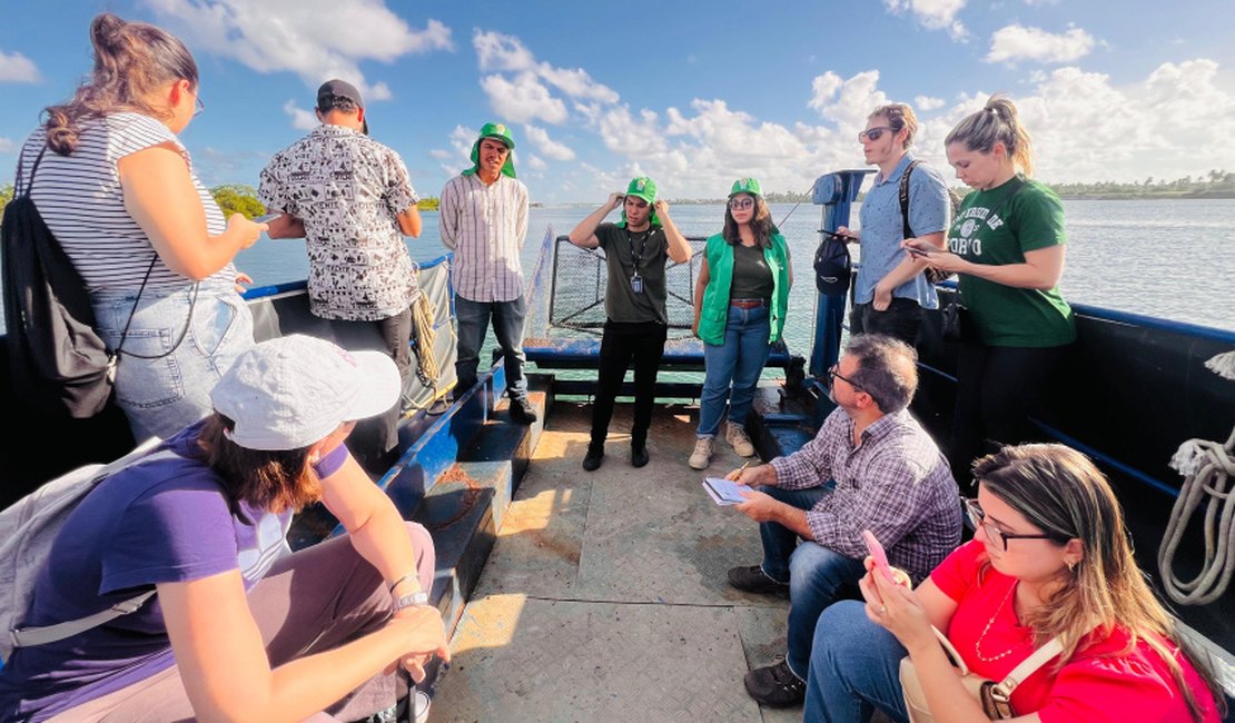 Estudantes de pós-graduação de políticas públicas conhecem funcionamento do Ecoboat, na Lagoa Mundaú