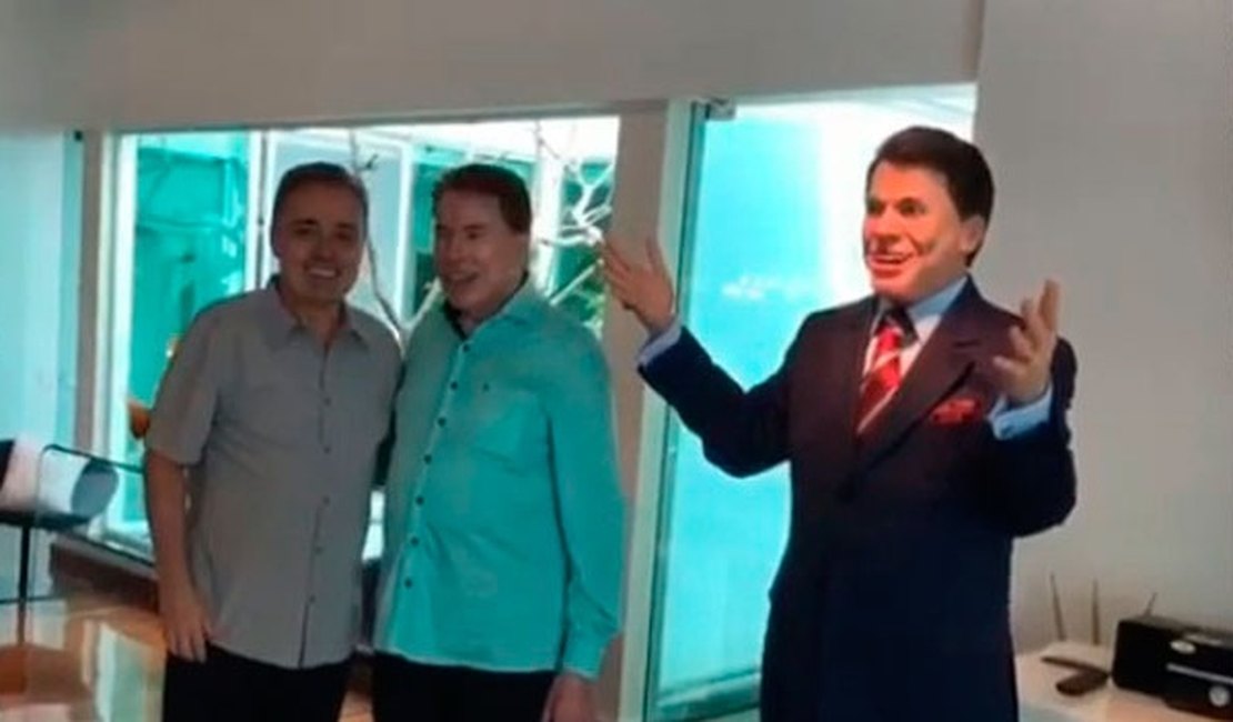 Gugu Liberato presenteia Sílvio Santos com réplica de cera