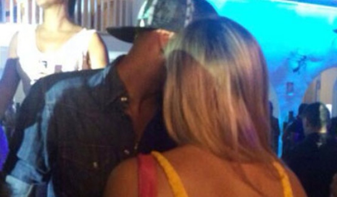 Neymar se diverte com loira em Ibiza