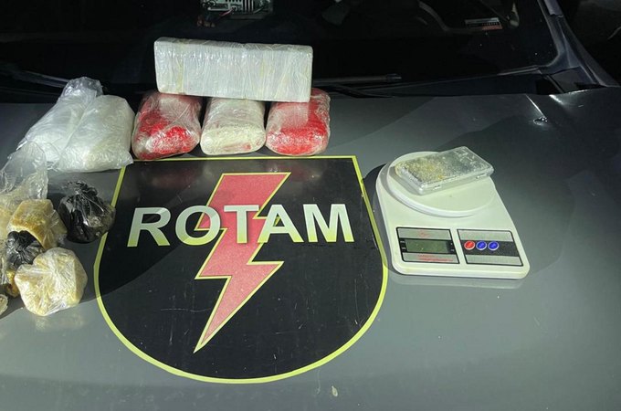 Polícia apreende quatro quilos de drogas e liberta mulher em cárcere privado na Forene