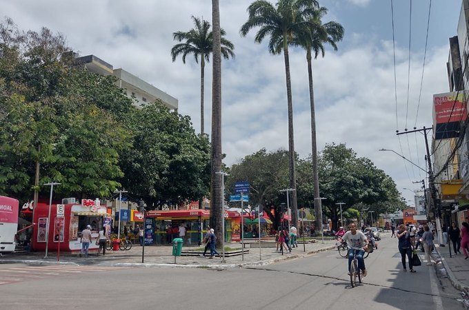 Homens em situação de rua brigam na Praça Marques e um deles é golpeado com estilete