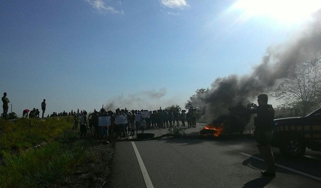 Em outro protesto, índios bloqueiam BR-101 em Porto Real do Colégio