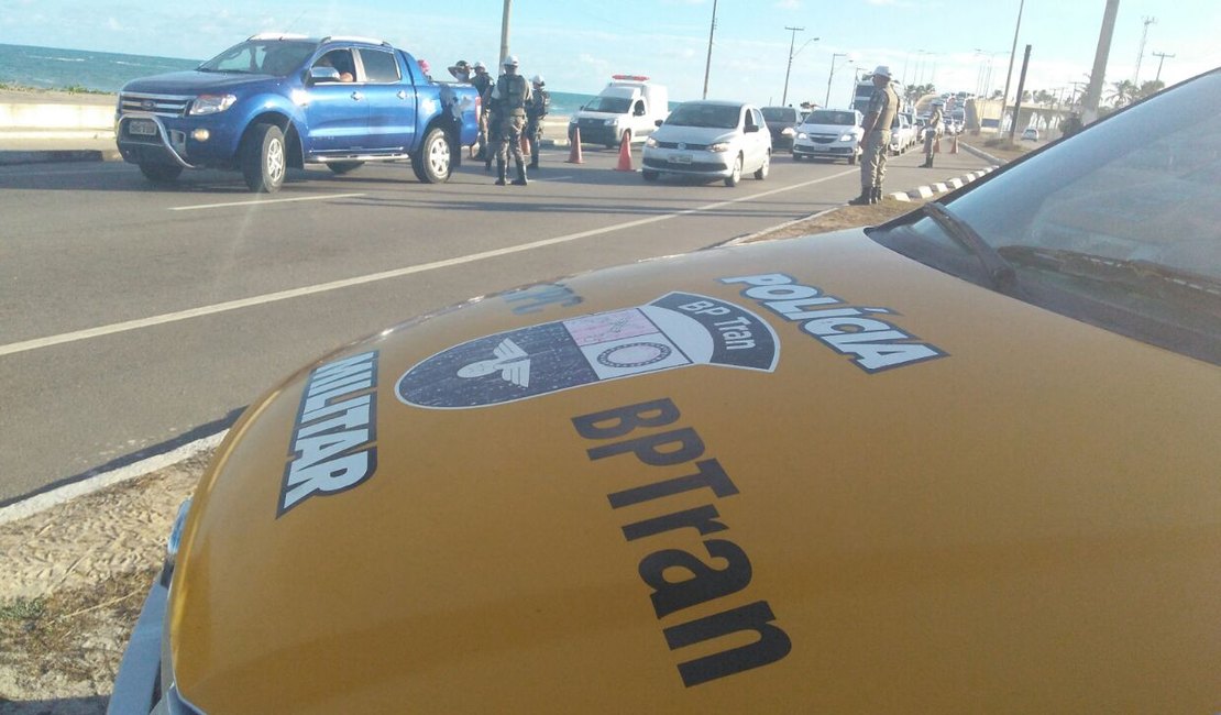 Operação do BPTran flagra veículos irregulares transportando passageiros, em Maceió