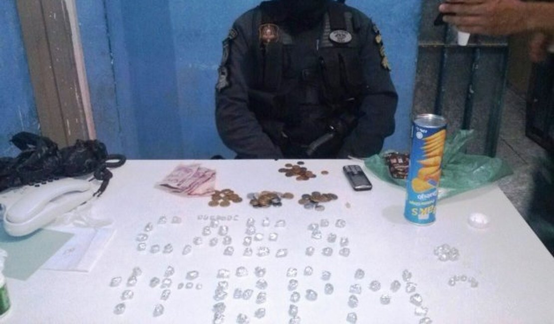 Polícia Militar estoura ponto de comercialização de drogas no Pontal do Peba