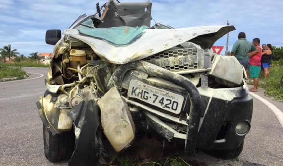 Carro capota e cai em ribanceira em AL-101 Sul