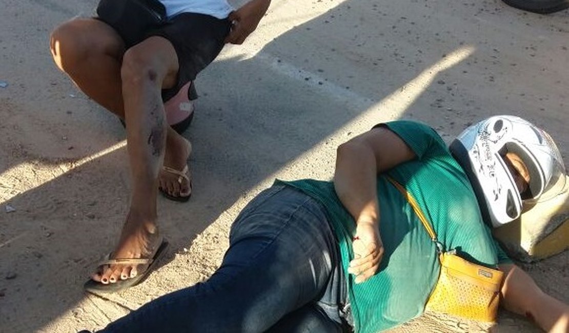 Duas mulheres ficam feridas após caírem de moto em Arapiraca