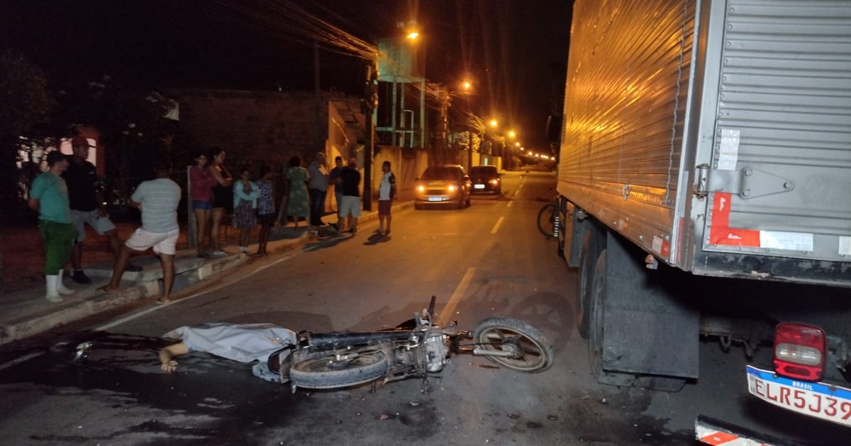 Motocicleta colide na traseira de caminhão e condutor morre na zona