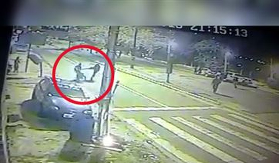 Vídeo: Policial derruba motoqueiro com chute na moto em blitz