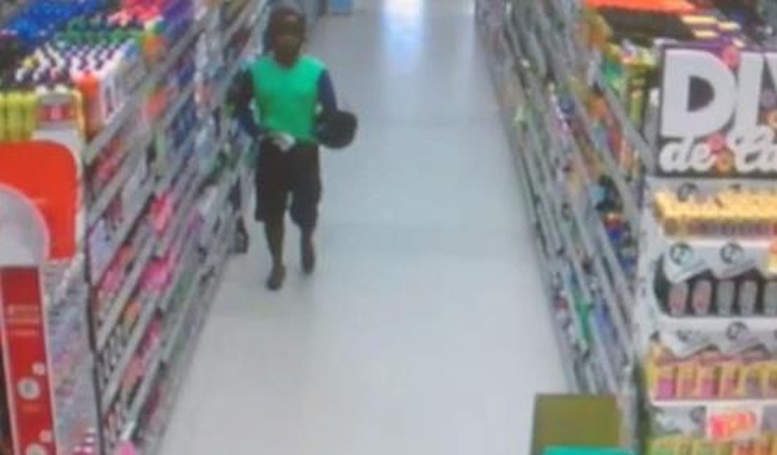 Câmeras de segurança flagram homem furtando supermercado em Arapiraca
