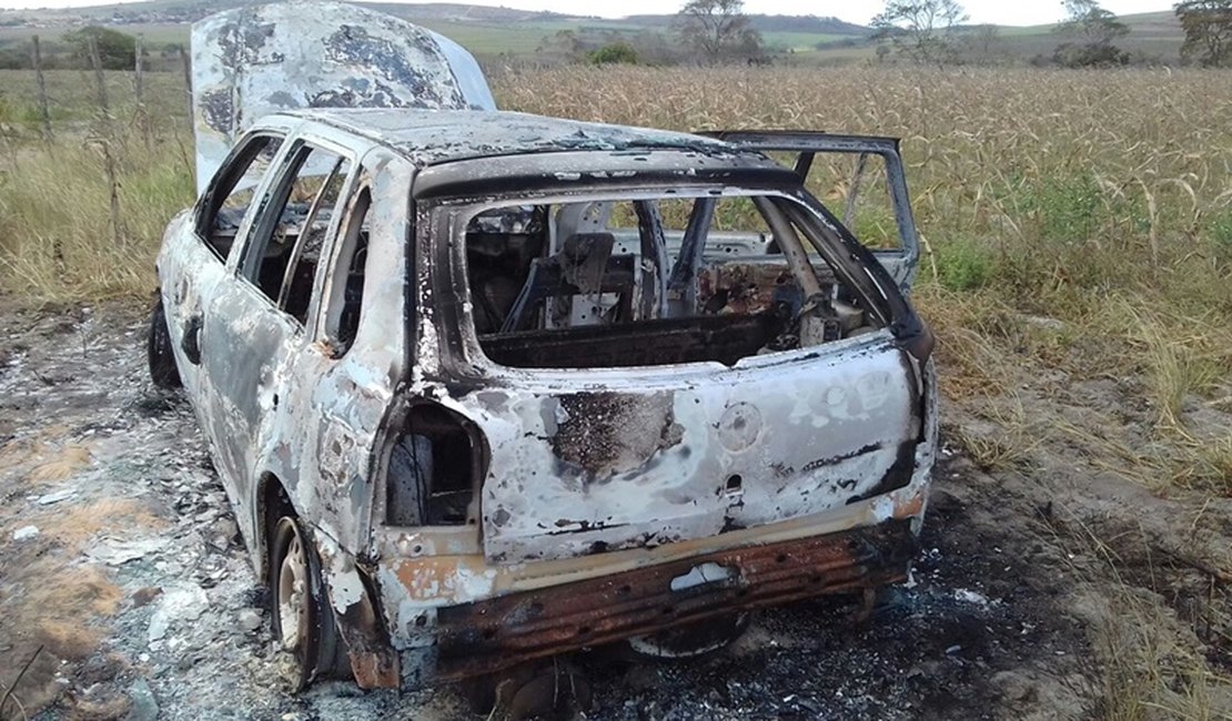 Carro roubado é encontrado carbonizado no Agreste alagoano