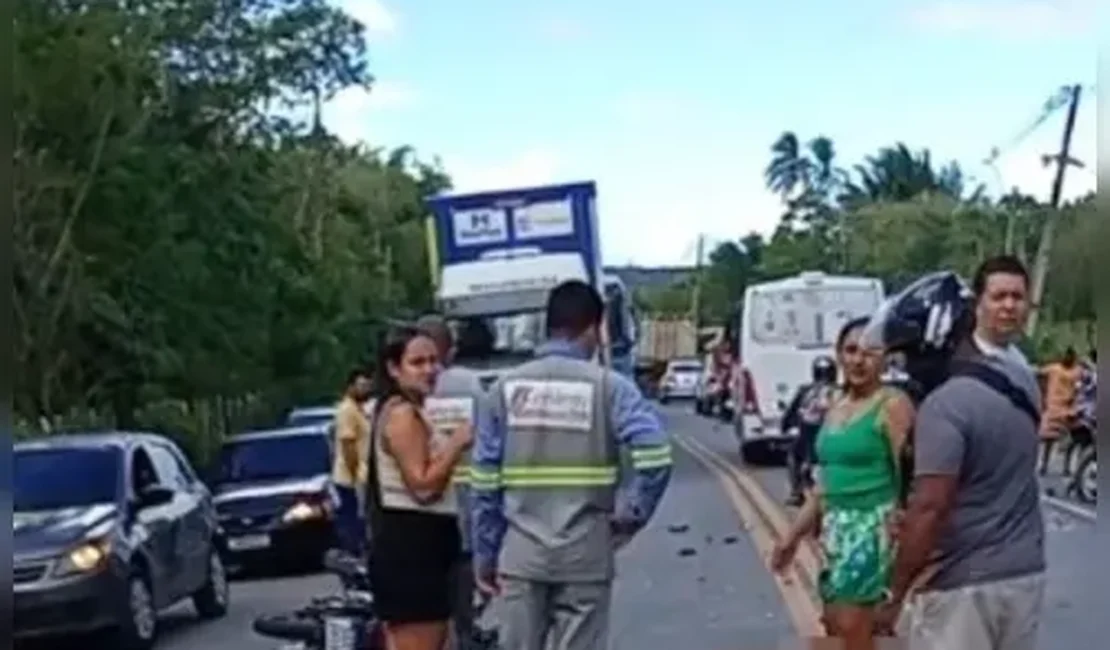 Colisão entre caminhão e moto deixa dois feridos em rodovia alagoana