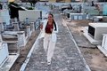 Vídeo inusitado: consultora imobiliária grava anúncio em cemitério e chama atenção nas redes sociais