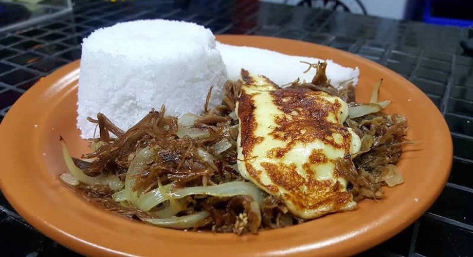 Tradicional cuscuz de arroz da cidade de Penedo já é sucesso em Maceió
