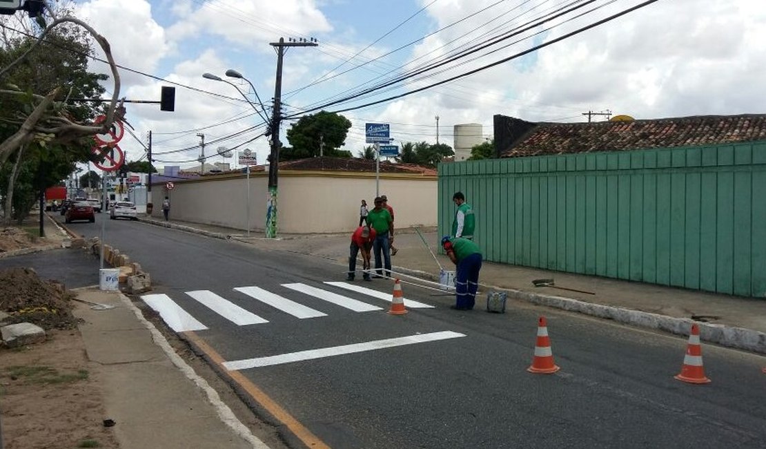 SMTT coloca sinalização horizontal em cruzamento do novo acesso de Arapiraca
