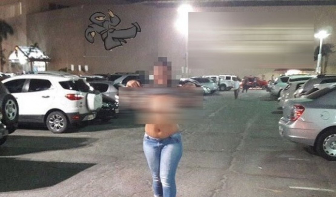 Mulher é fotografada só de calcinha em pontos turísticos da capital alagoana
