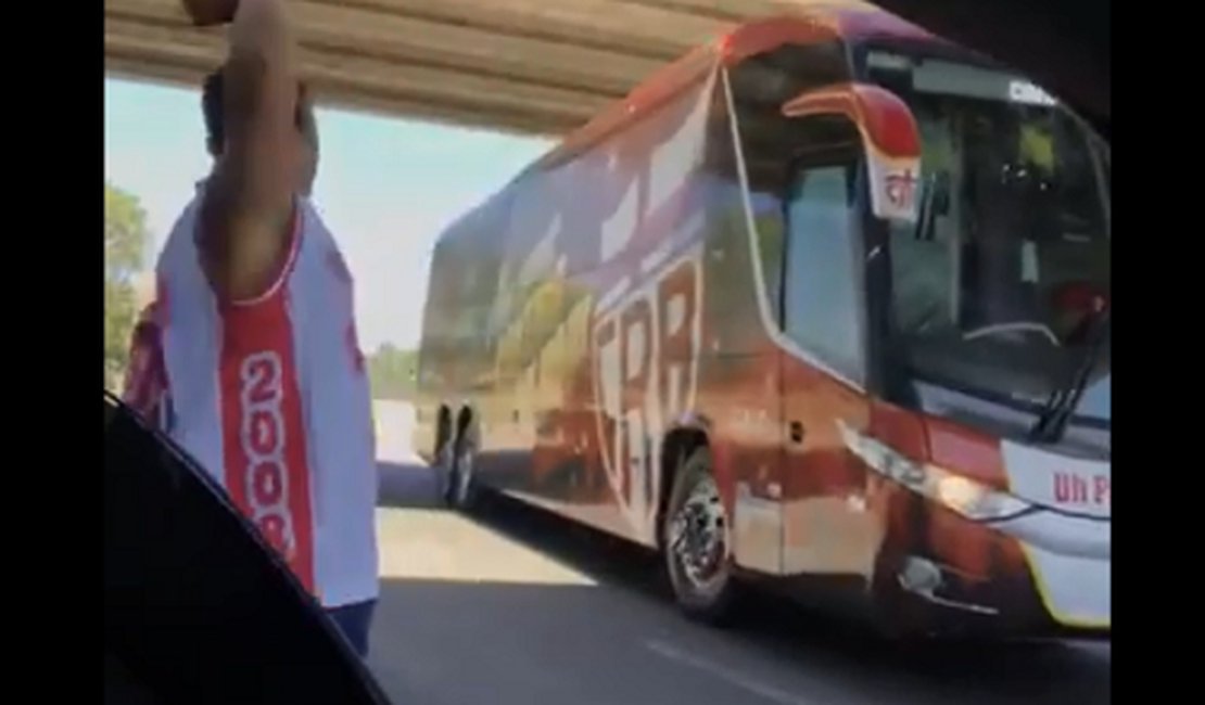 VÍDEO. Torcedores atacam ônibus do CRB com jogadores e comissão técnica