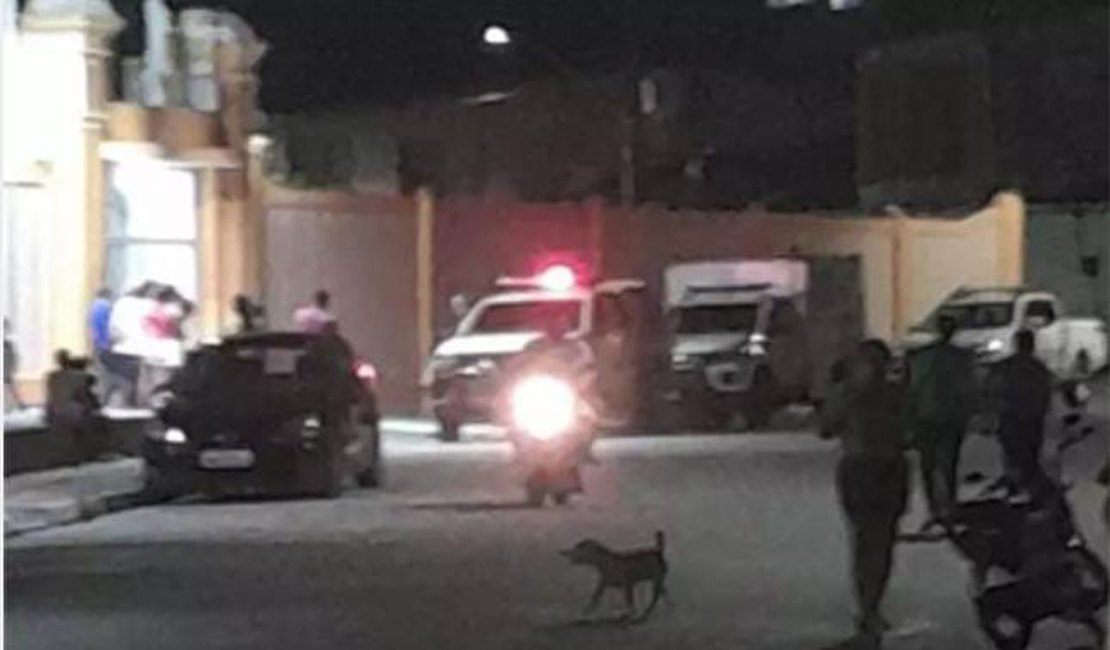Mulher é vítima de bala perdida, atingida por tiro na porta de casa, em São Luiz do Quitunde