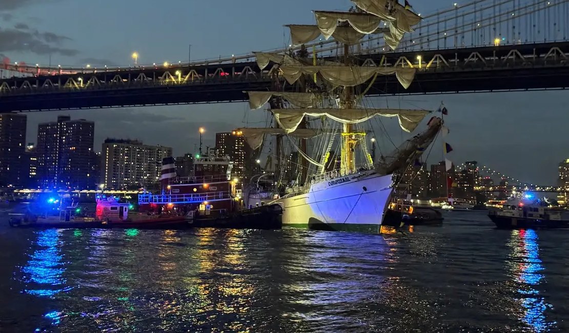 Navio da Marinha mexicana bate na ponte do Brooklyn, em Nova York