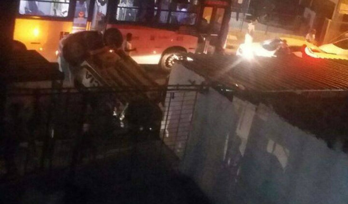 Capotamento de viatura da PM deixa duas pessoas mortas e 4 feridas