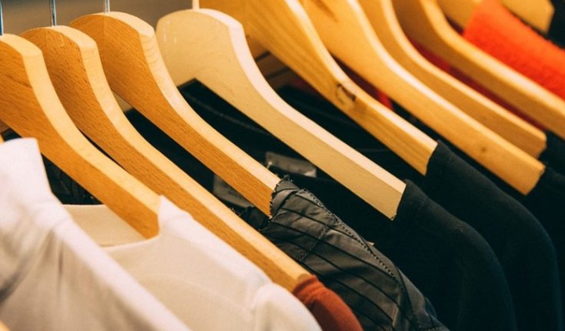 Homem e receptadora são presos horas após furto de peças de roupa em loja no Centro de Arapiraca