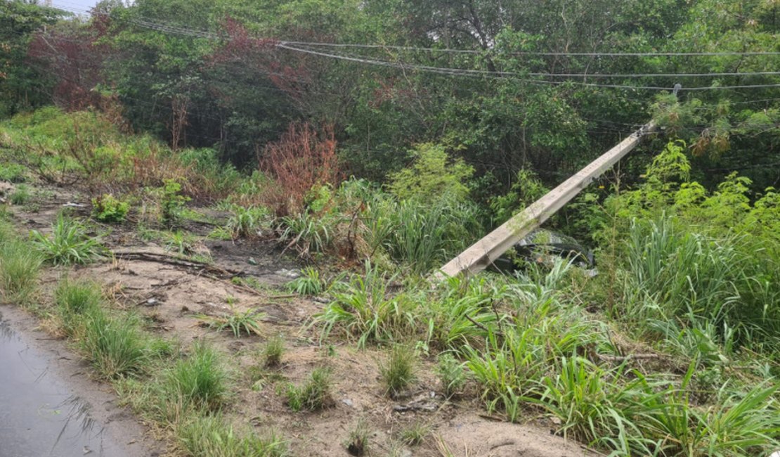 Mãe e filho ficam feridos após bater carro em poste na AL-101